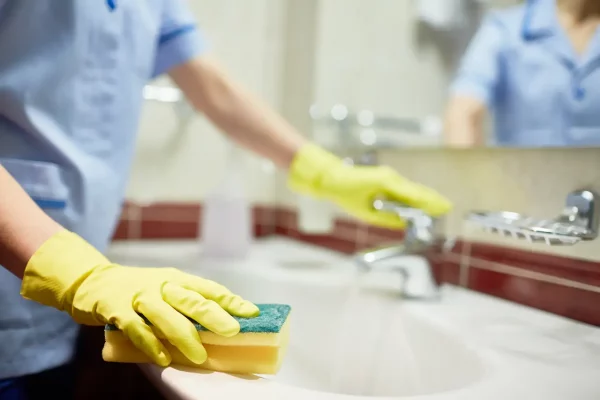 cleaning-sink-with-sponge-2026-01-08-23-44-36-utc